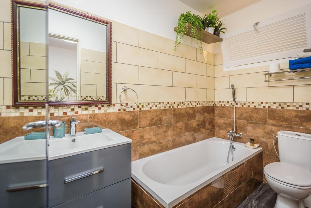 Appartements et chambres en coeur de ville Saint-Denis - Entrée autonome - check in 14h30- Exterior foto